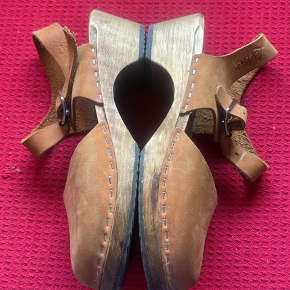 Lotta’s Low Tan Wood Clogs - Picture 11 of 11